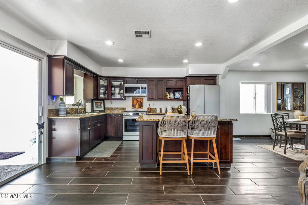 15425 Tobarra Road Fontana, CA 92337 - Photo 10 of 37