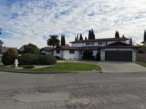 a view of a house with a yard and plants