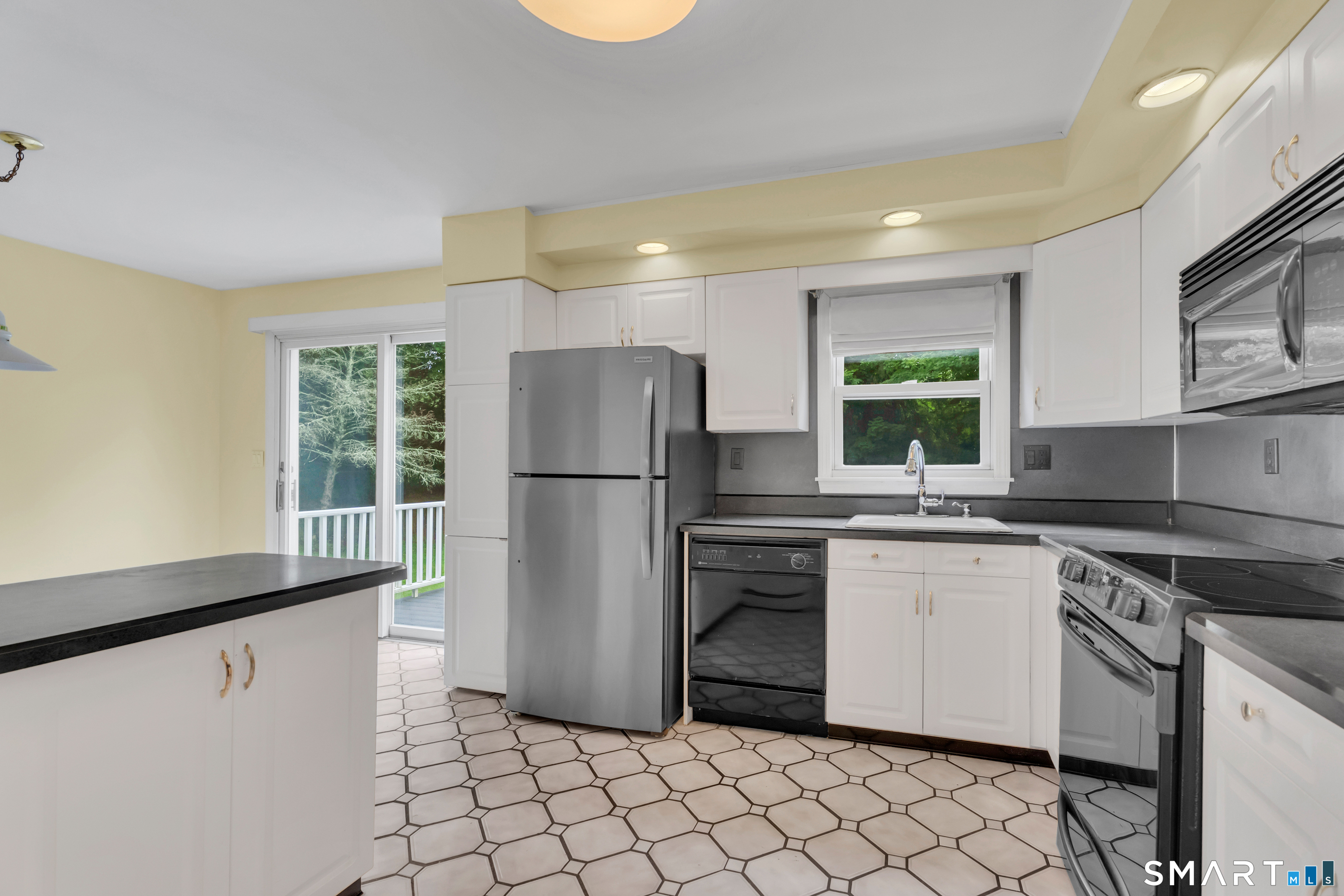 1144 Long Hill Road Guilford, CT 06437 - Photo 9 of 40