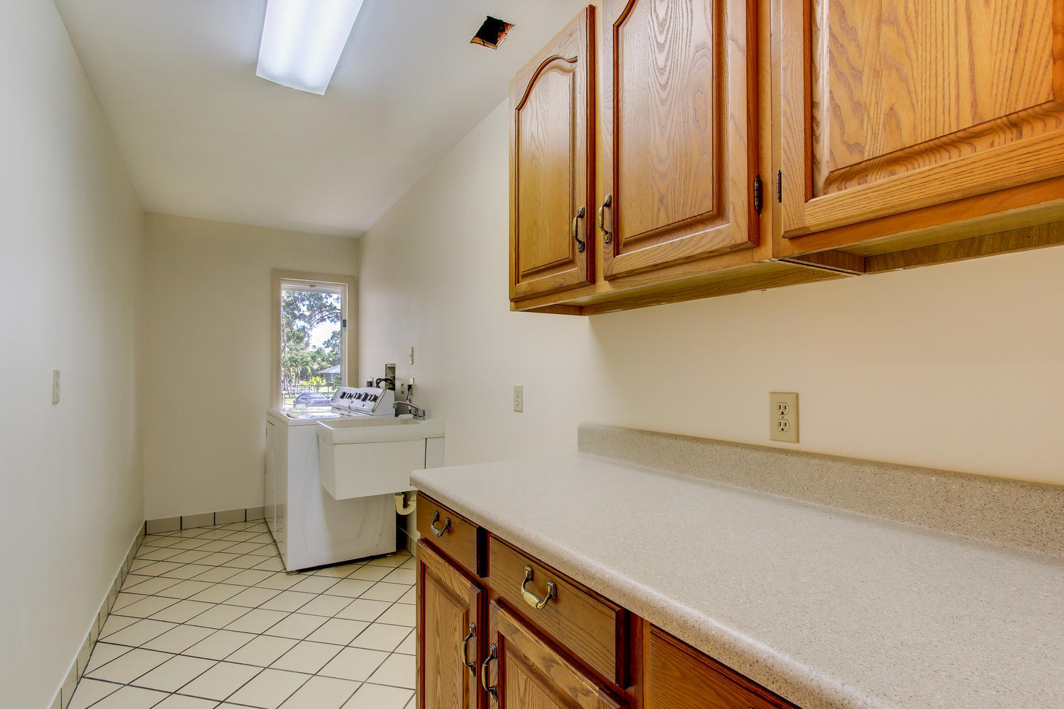 10969 Sandy Run Road Jupiter, FL 33478 - Photo 24 of 31 Laundry