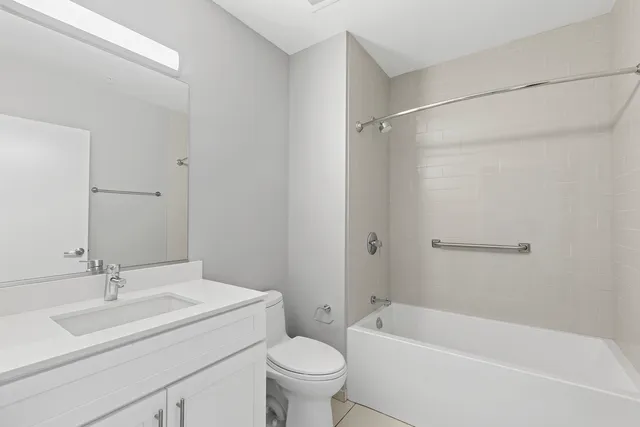 $3,250 | 1900 West Lawrence Avenue, Unit 211, Chicago, IL 60640