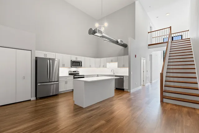 $3,250 | 1900 West Lawrence Avenue, Unit 211, Chicago, IL 60640