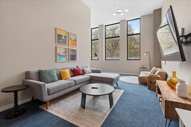 $3,250 | 1900 West Lawrence Avenue, Unit 211, Chicago, IL 60640