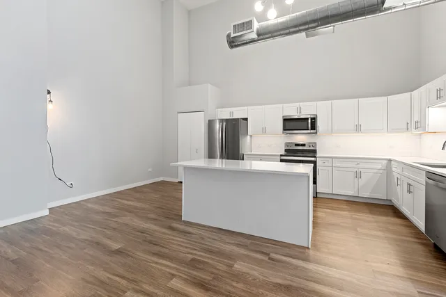 $3,250 | 1900 West Lawrence Avenue, Unit 211, Chicago, IL 60640