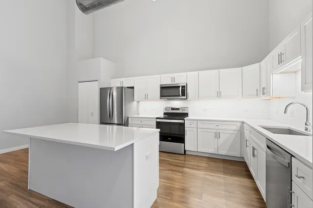 $3,250 | 1900 West Lawrence Avenue, Unit 211, Chicago, IL 60640