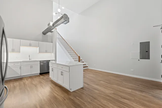 $3,250 | 1900 West Lawrence Avenue, Unit 211, Chicago, IL 60640