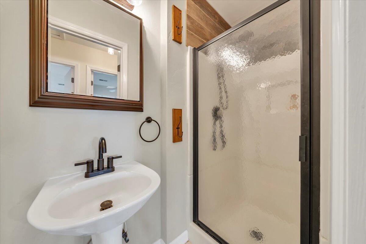 93 Peninsula Point Drive, Unit B5 Moneta, VA 24121 - Photo 29 of 48 a bathroom with a sink and mirror with bathtub