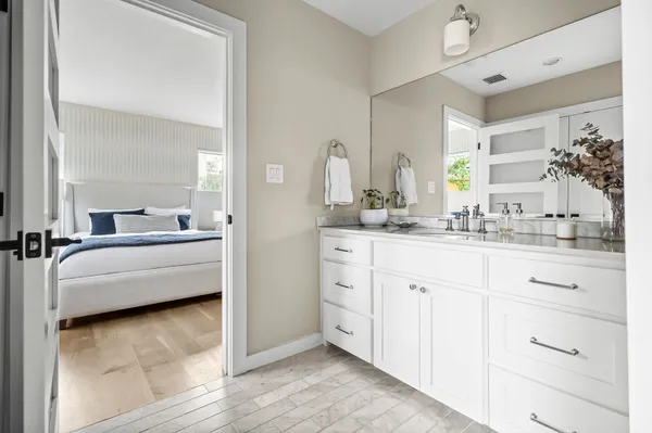 a en suite bathroom with a double vanity sink and mirror