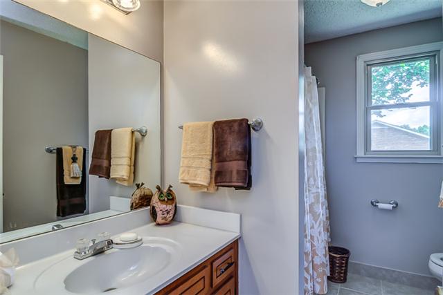 2201 Stokes Road Clarksville, TN 37043 - Photo 15 of 20 2nd Bathroom