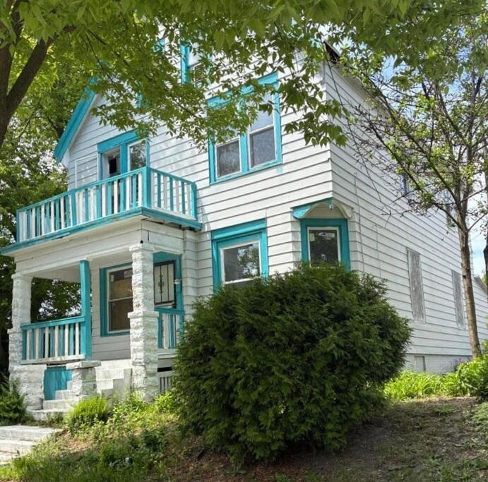 2817 North 12th Street Milwaukee, WI 53206 - Photo 1 of 11 2817_N_12th_St_Milwaukee_WI_53206