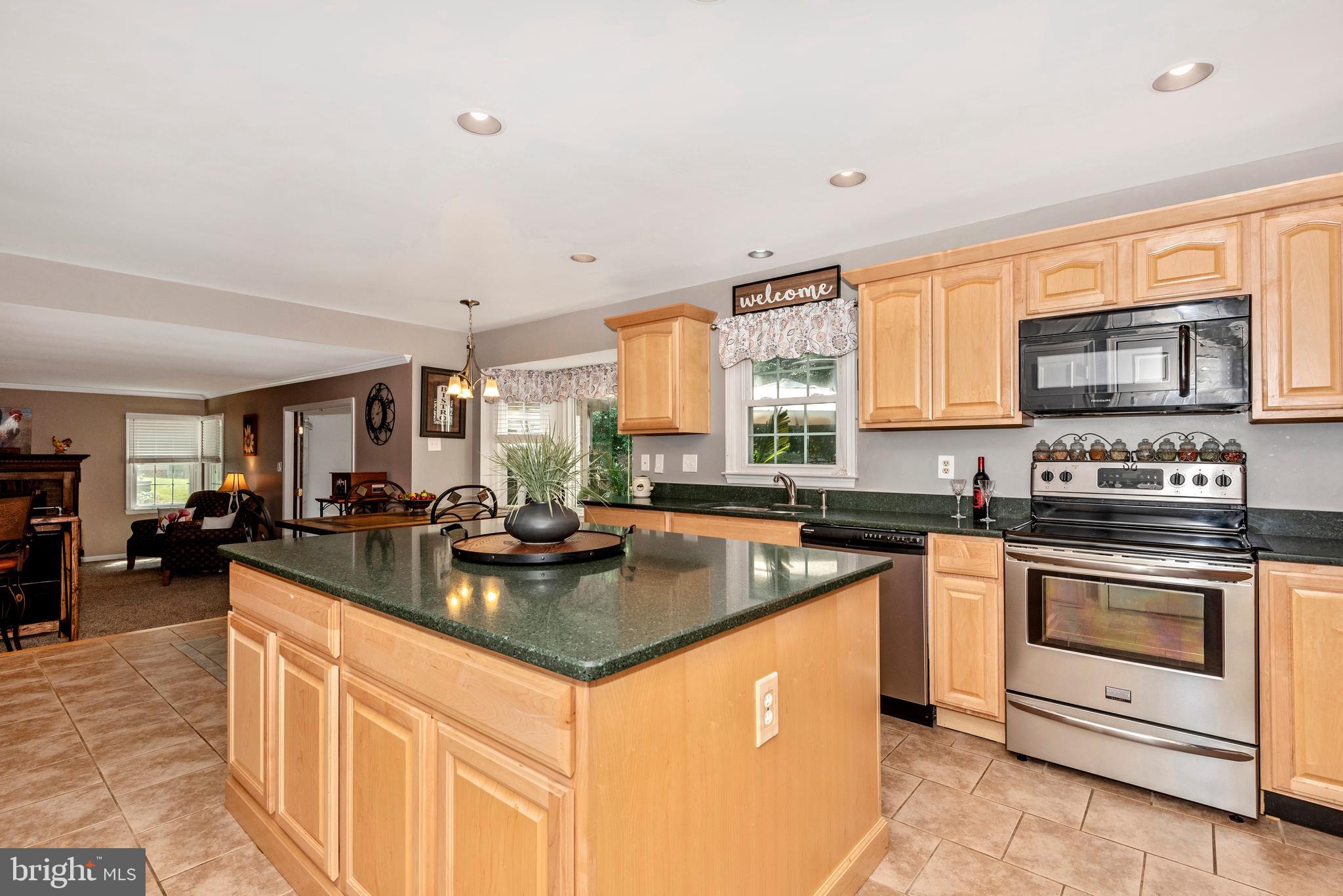 10725 Game Preserve Road Gaithersburg, MD 20879 - Photo 19 of 50 MAIN LEVEL-EAT-IN KITCHEN