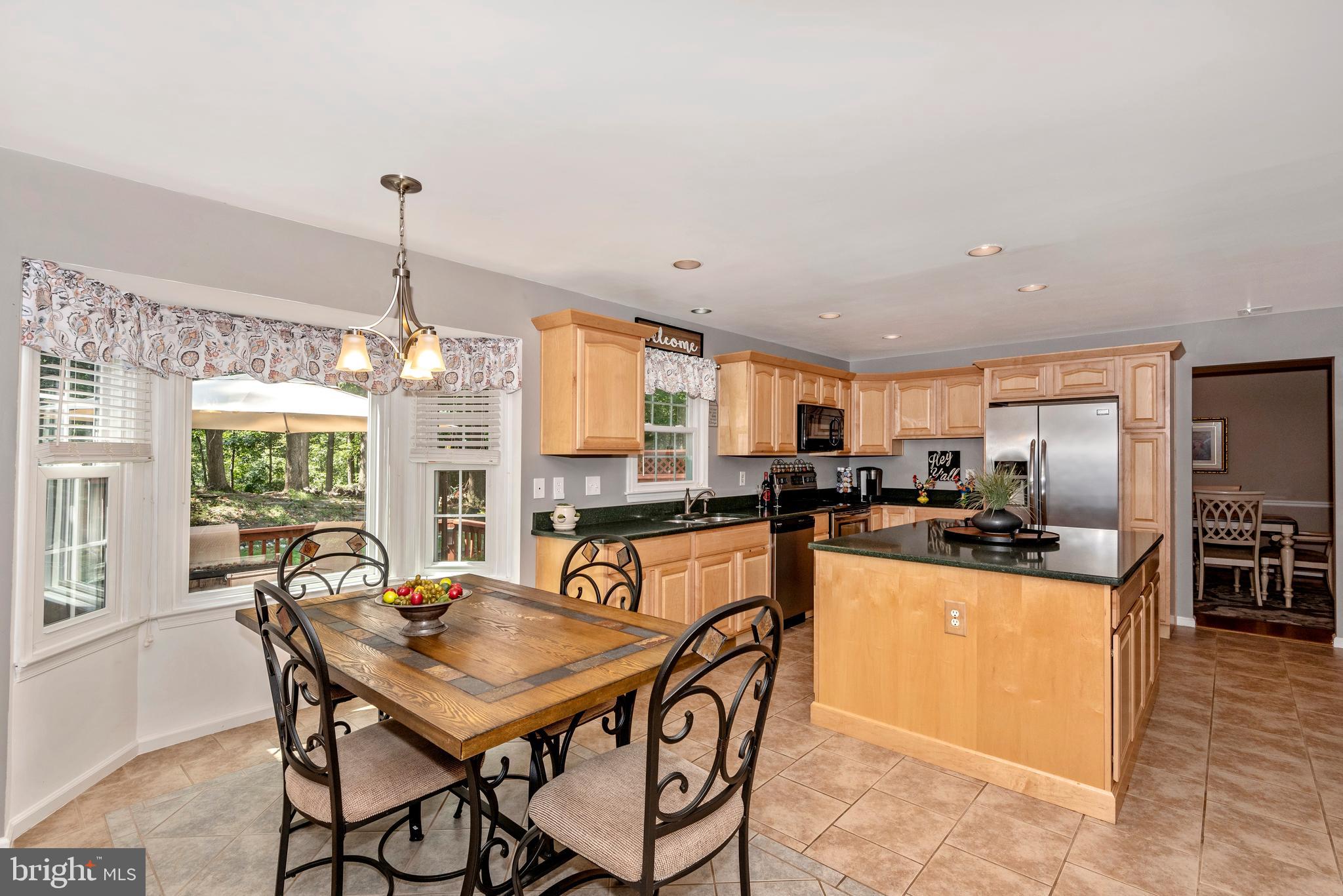 10725 Game Preserve Road Gaithersburg, MD 20879 - Photo 22 of 50 MAIN LEVEL-EAT-IN KITCHEN