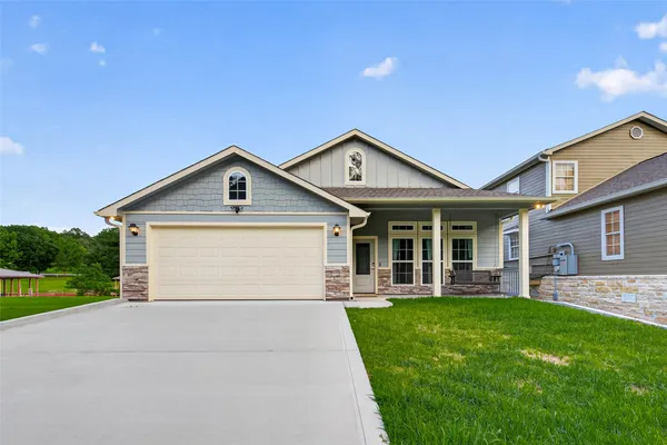 $489,000 | 100 Wildwood Lake Drive, Huntsville, TX 77340