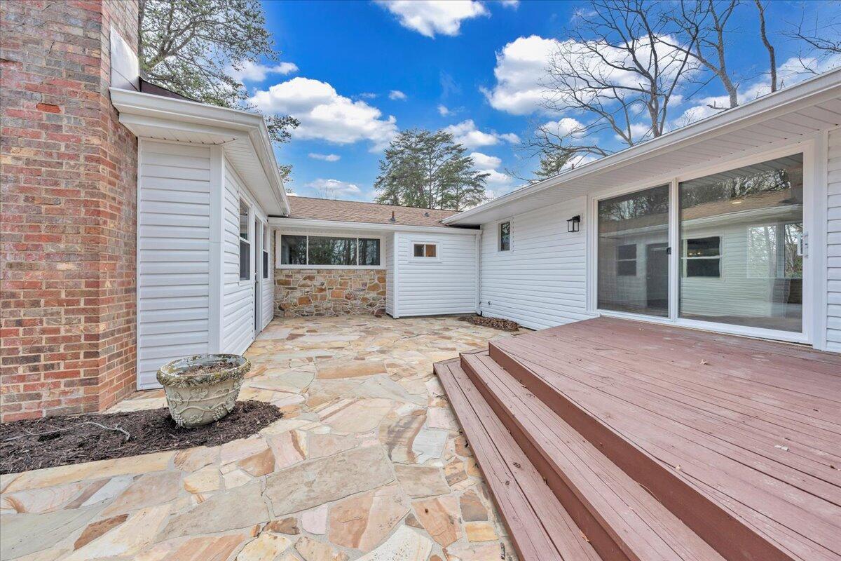 2104 Deyerle Road Southwest Roanoke, VA 24018 - Photo 41 of 51 46-MIB02963