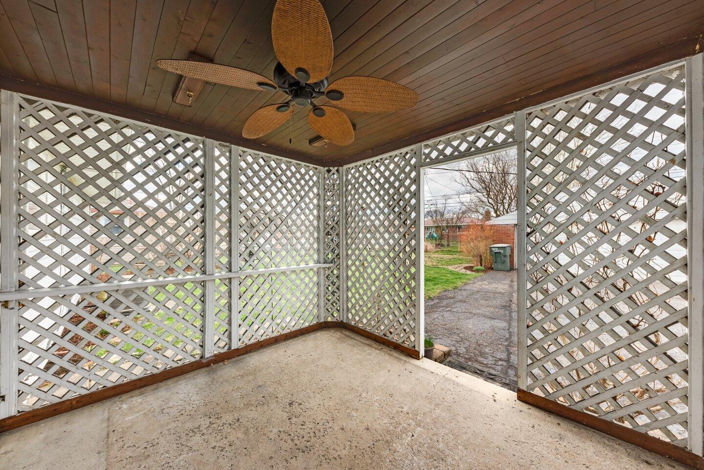 1085 Wiltshire Road Columbus, OH 43204 - Photo 12 of 34 037-1085WiltshireRoad-Columbus-OH-43204-