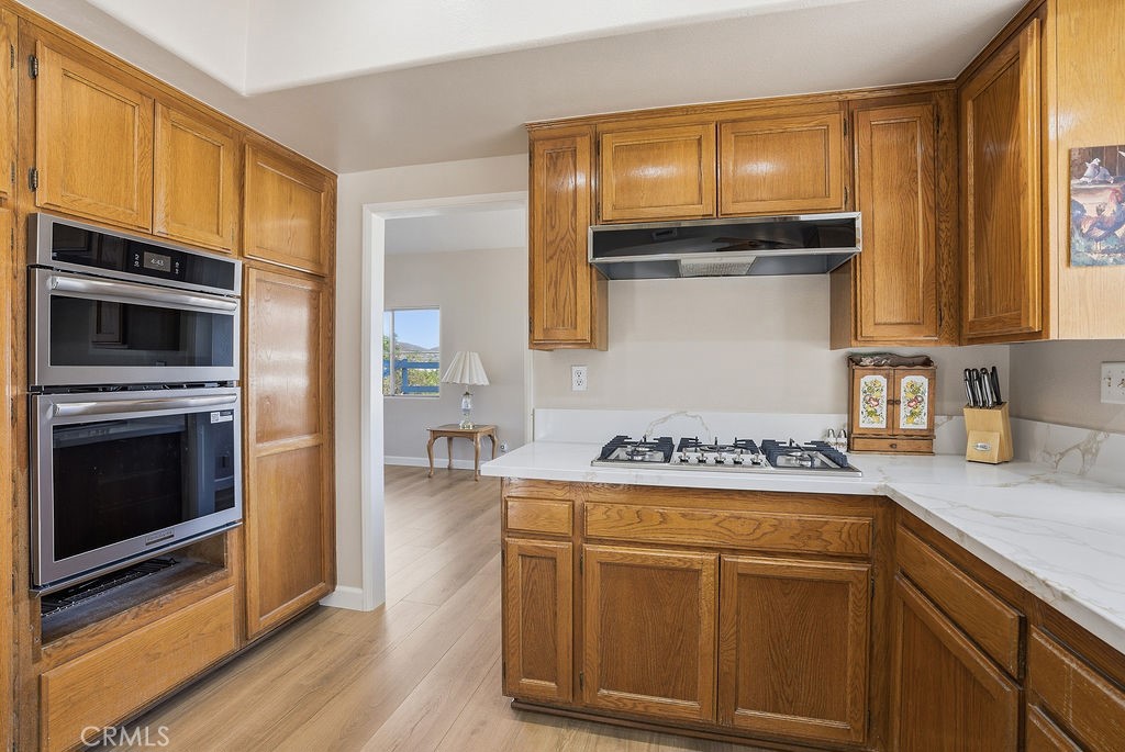 2680 Kashmere Canyon Road Acton, CA 93510 - Photo 14 of 60 a kitchen with a stove and a microwave