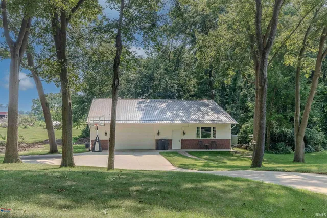 $794,500 | 56085 County Road 33, Middlebury, IN 46540