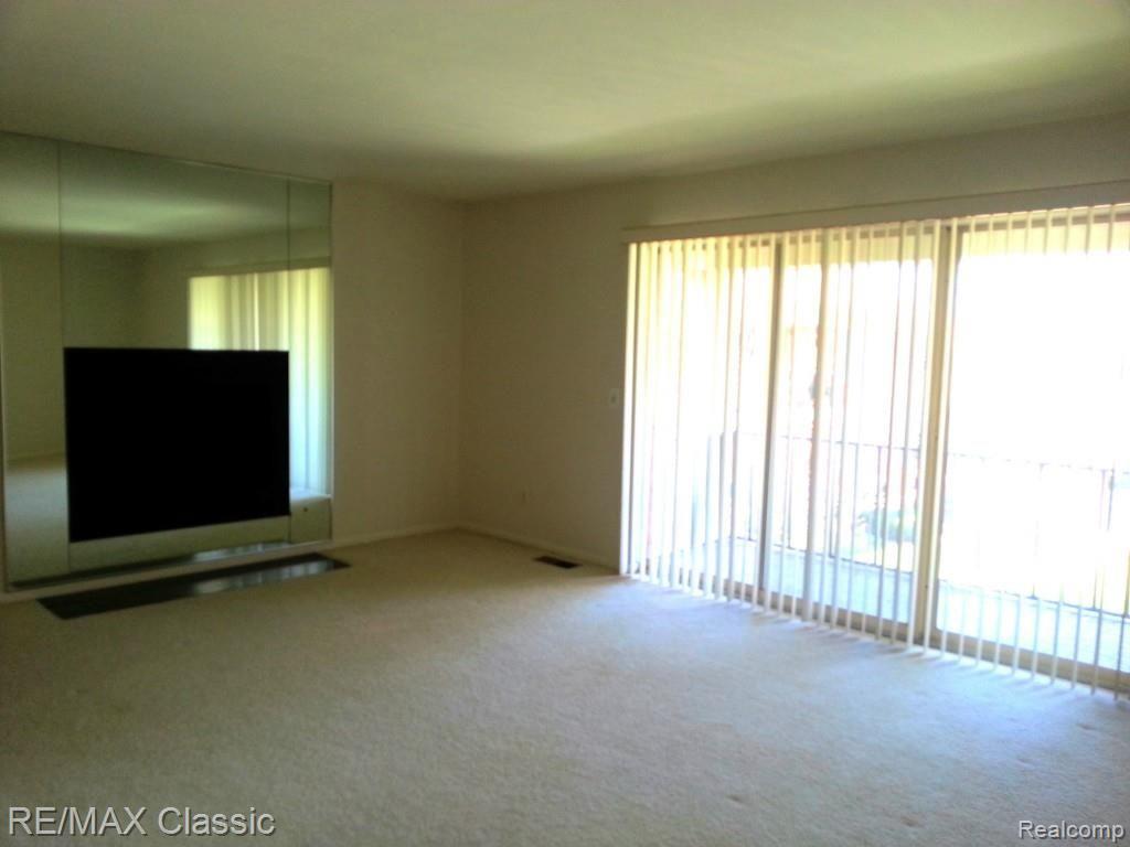 29624 Middlebelt Road, Unit 2903 Farmington, MI 48334 - Photo 5 of 10 20140426_125326_Android2.jpg