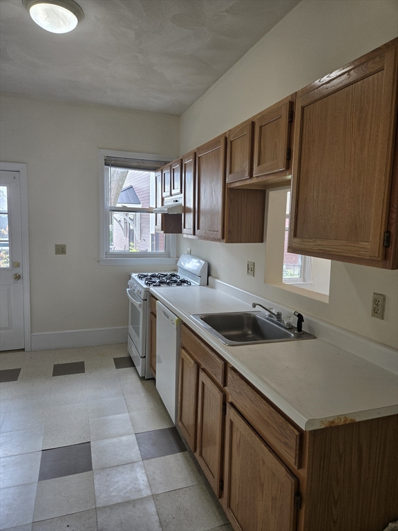 4 Wenlock Road, Unit 4 Boston, MA 02122 - Photo 3 of 7