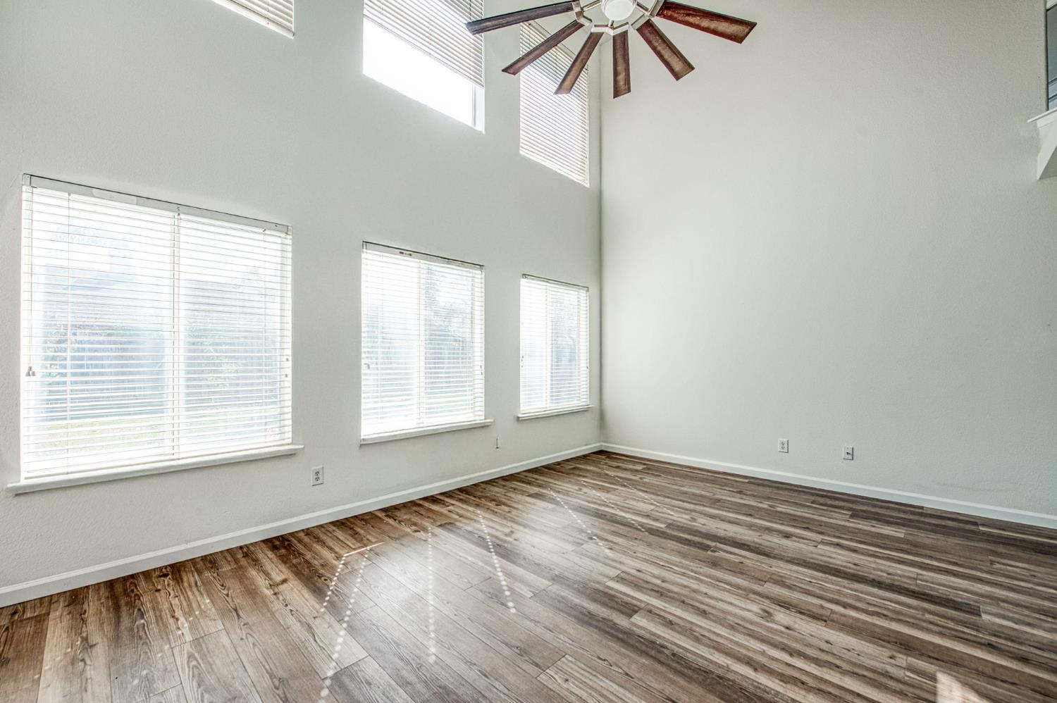 2836 Griffith Avenue Clovis, CA 93611 - Photo 13 of 41 an empty room with a window
