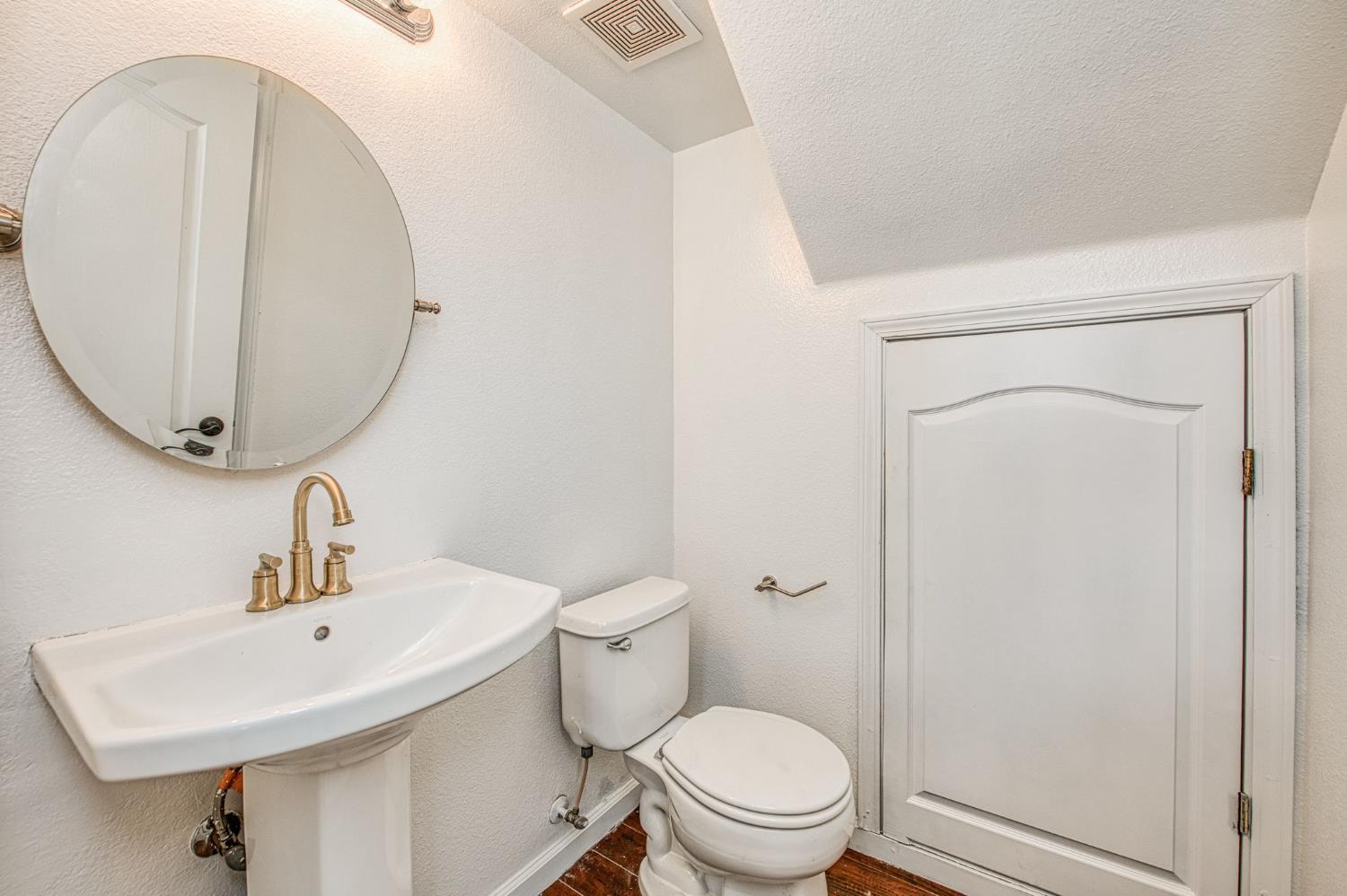 2836 Griffith Avenue Clovis, CA 93611 - Photo 17 of 41 a bathroom with a sink mirror and toilet