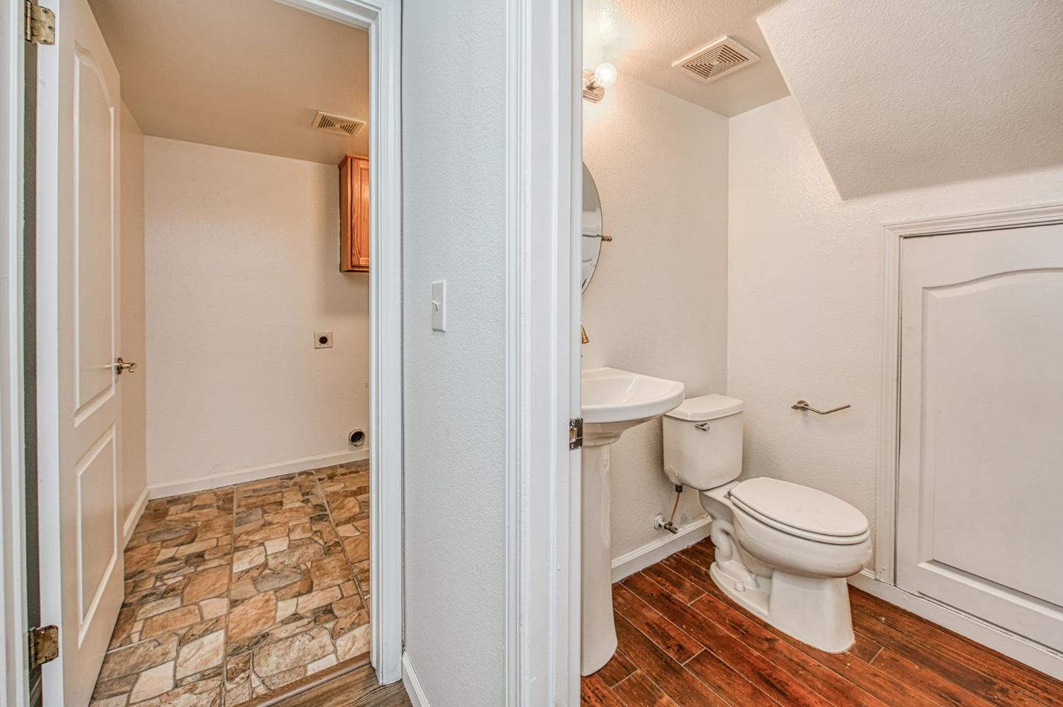2836 Griffith Avenue Clovis, CA 93611 - Photo 18 of 41 a bathroom with a toilet and a shower
