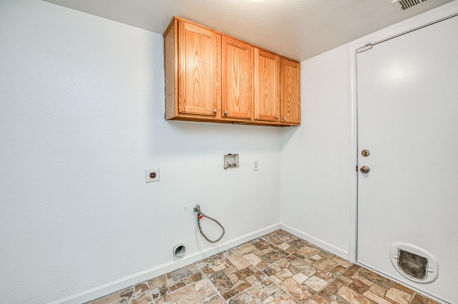 2836 Griffith Avenue Clovis, CA 93611 - Photo 19 of 41 a view of an empty room