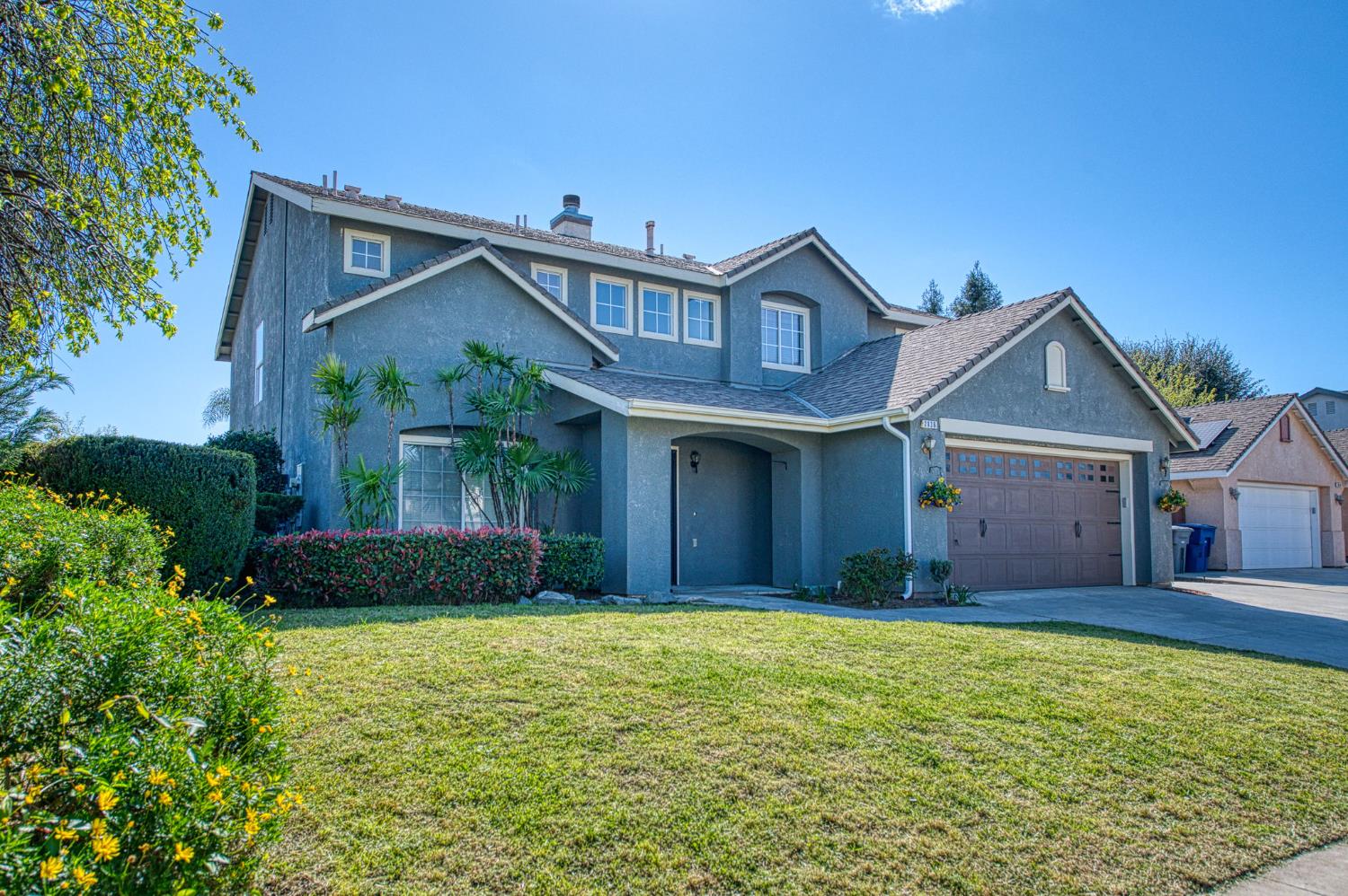 2836 Griffith Avenue Clovis, CA 93611 - Photo 3 of 41 a front view of a house with garden
