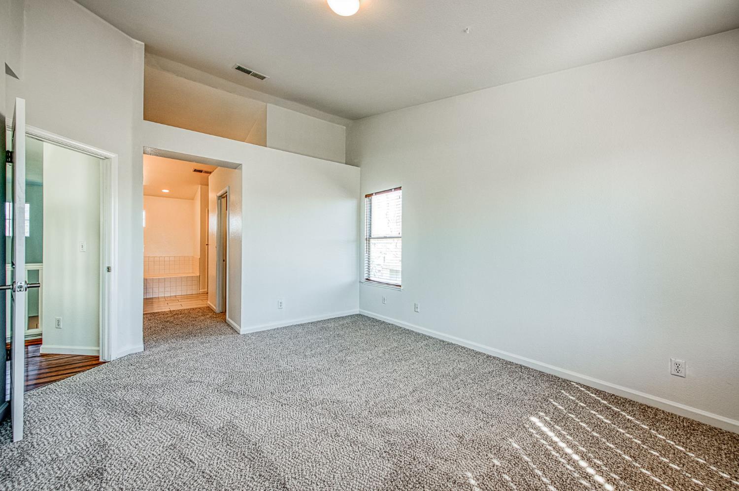 2836 Griffith Avenue Clovis, CA 93611 - Photo 31 of 41 an empty room with windows