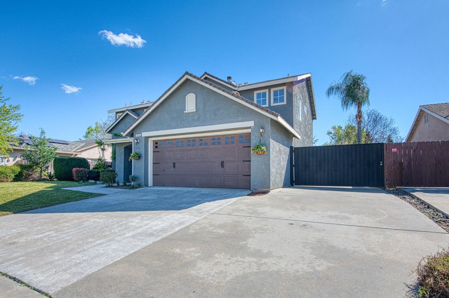 2836 Griffith Avenue Clovis, CA 93611 - Photo 40 of 41 a front view of a house with a yard and garage