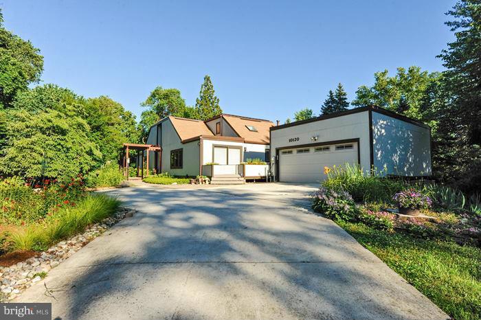 Entry to 10120 Spring Pools Lane