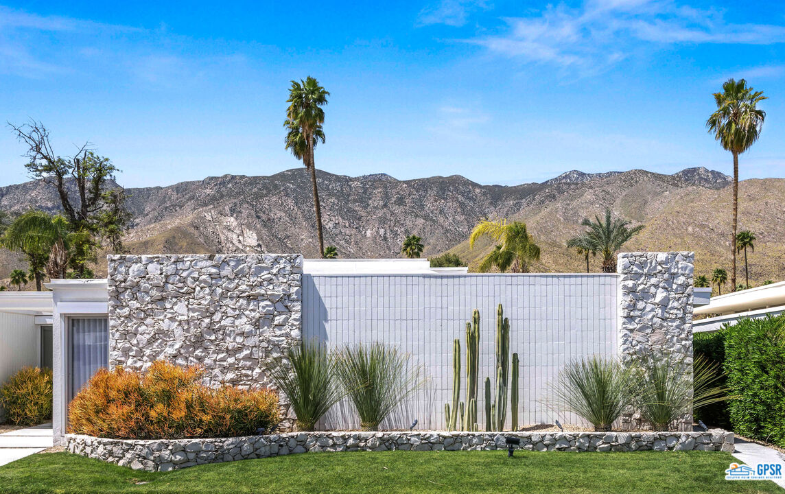 2649 Kings Road West Palm Springs, CA 92264 - Photo 5 of 50 a view of a yard with an outdoor space