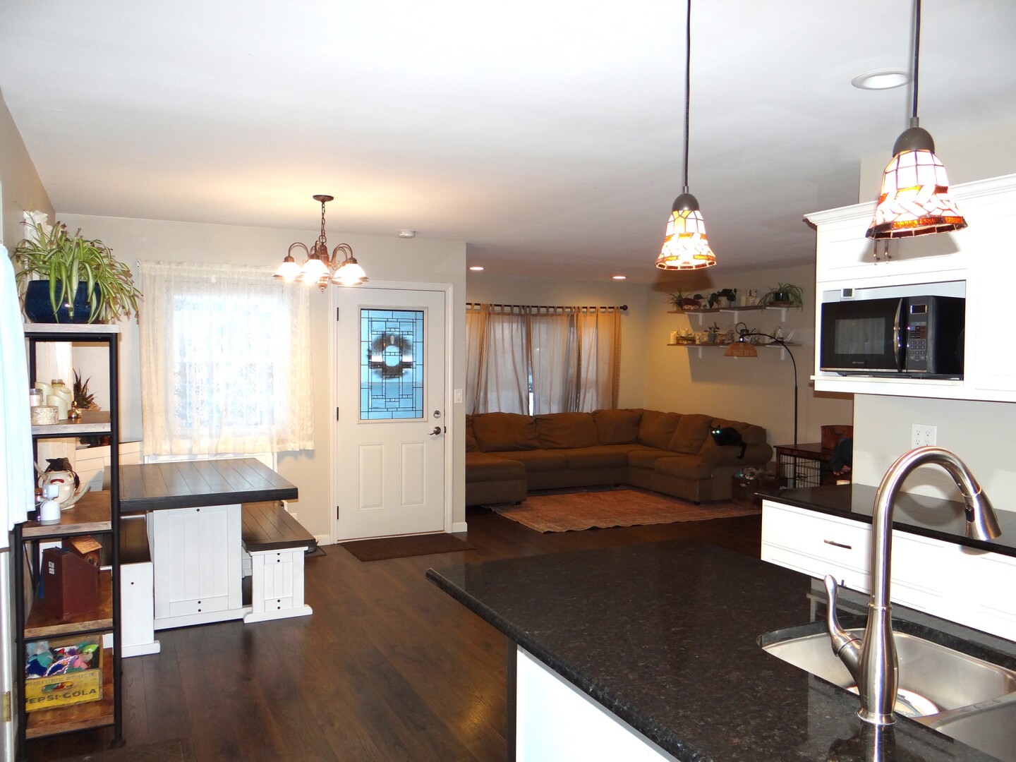 809 Douglas Street Morris, IL 60450 - Photo 7 of 22 a living room with furniture and wooden floor