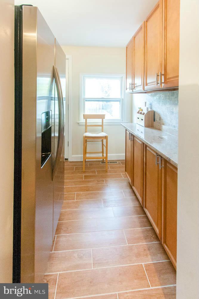 106 South Glebe Road Arlington, VA 22204 - Photo 12 of 28 a hallway with a sink and a window