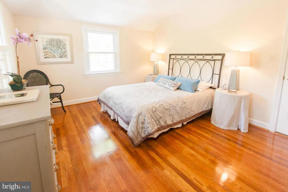 106 South Glebe Road Arlington, VA 22204 - Photo 18 of 28 a bedroom with a bed and a window