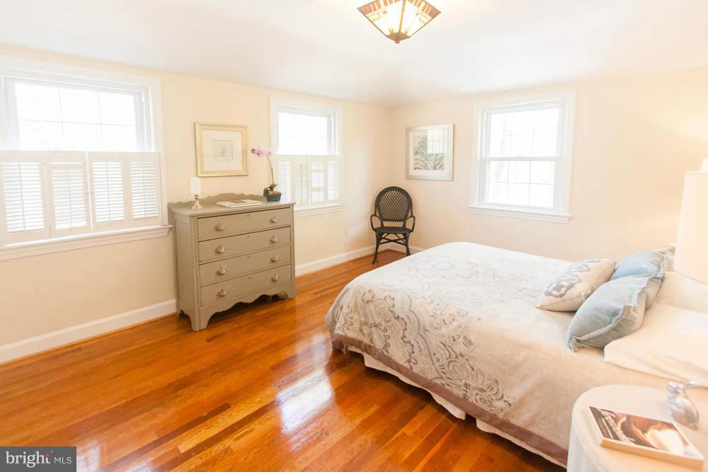 106 South Glebe Road Arlington, VA 22204 - Photo 19 of 28 a bedroom with a bed and window