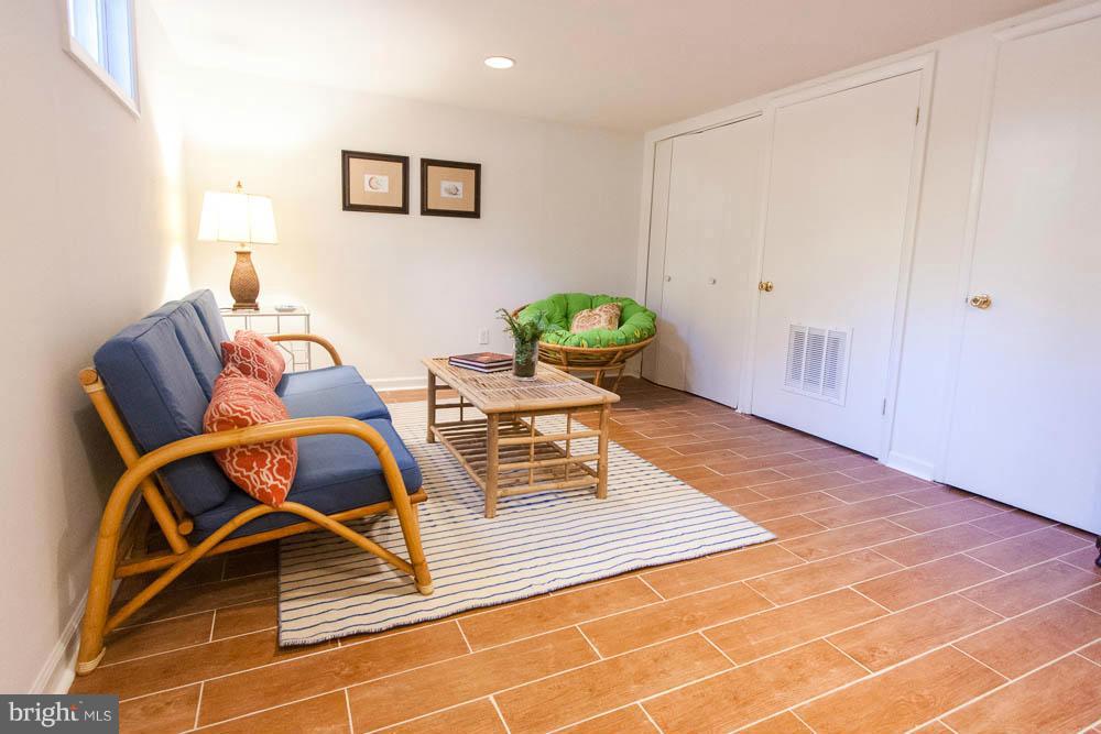106 South Glebe Road Arlington, VA 22204 - Photo 25 of 28 a living room with furniture and a rug