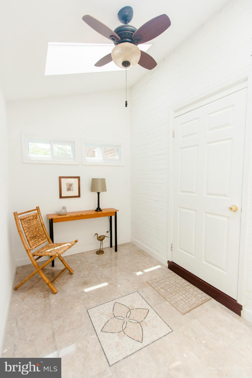 106 South Glebe Road Arlington, VA 22204 - Photo 4 of 28 a living room with furniture