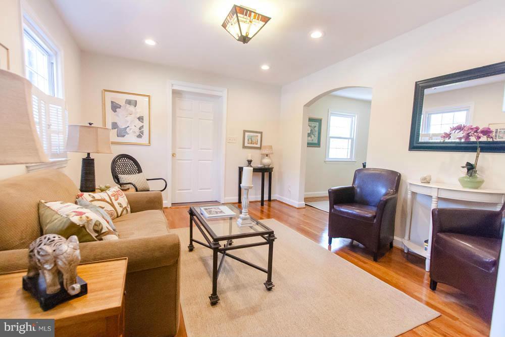 106 South Glebe Road Arlington, VA 22204 - Photo 5 of 28 a living room with furniture and a window