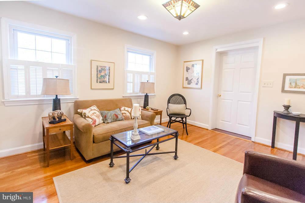 106 South Glebe Road Arlington, VA 22204 - Photo 6 of 28 a living room with furniture and a window
