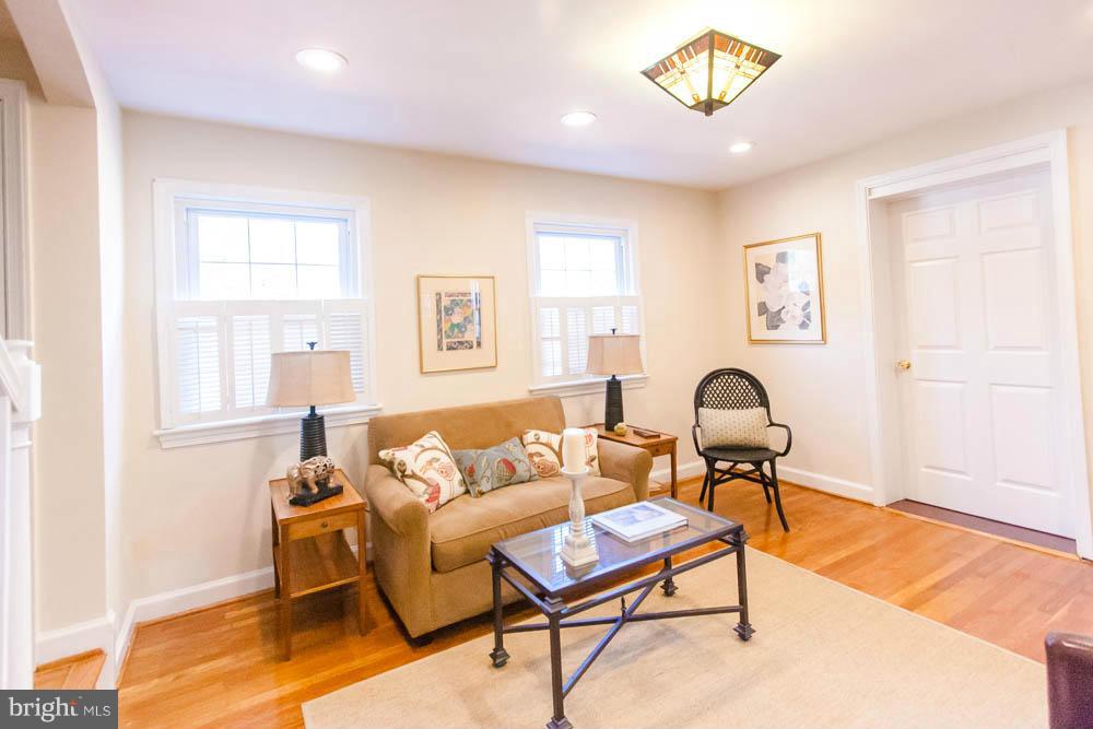 106 South Glebe Road Arlington, VA 22204 - Photo 7 of 28 a living room with furniture and a window