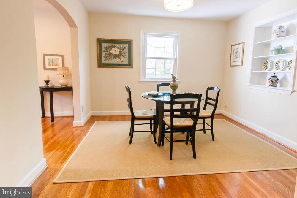 106 South Glebe Road Arlington, VA 22204 - Photo 8 of 28 a dining room with furniture and wooden floor