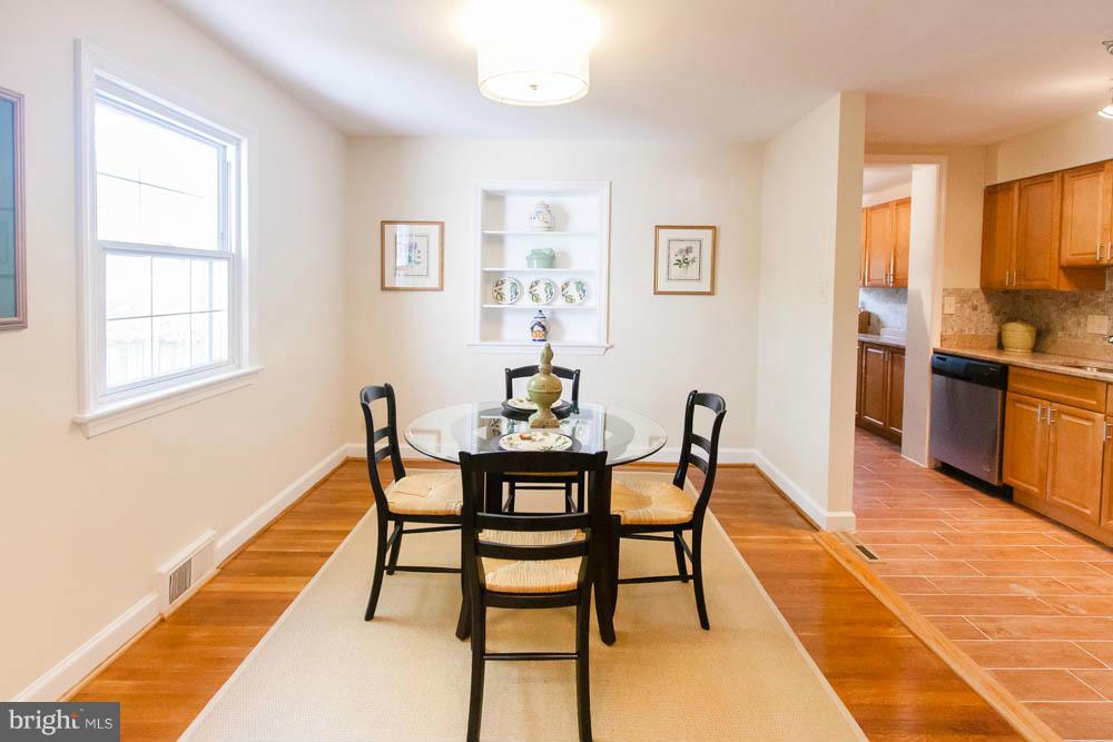 106 South Glebe Road Arlington, VA 22204 - Photo 9 of 28 a dining room with furniture and window