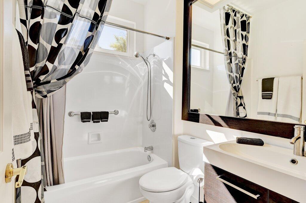 38635 Orangecrest Road Palm Desert, CA 92211 - Photo 19 of 34 a bathroom with a sink a toilet and a bathtub
