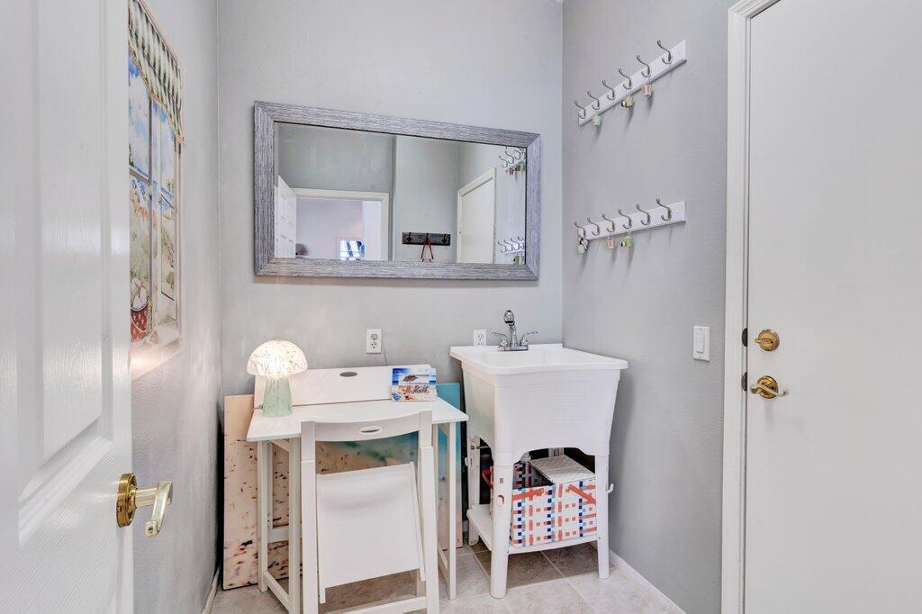 38635 Orangecrest Road Palm Desert, CA 92211 - Photo 20 of 34 a utility room with dryer and washer