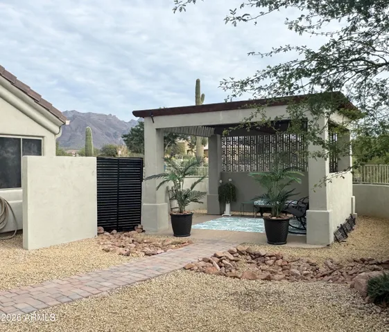 a view of an entryway with a livingroom