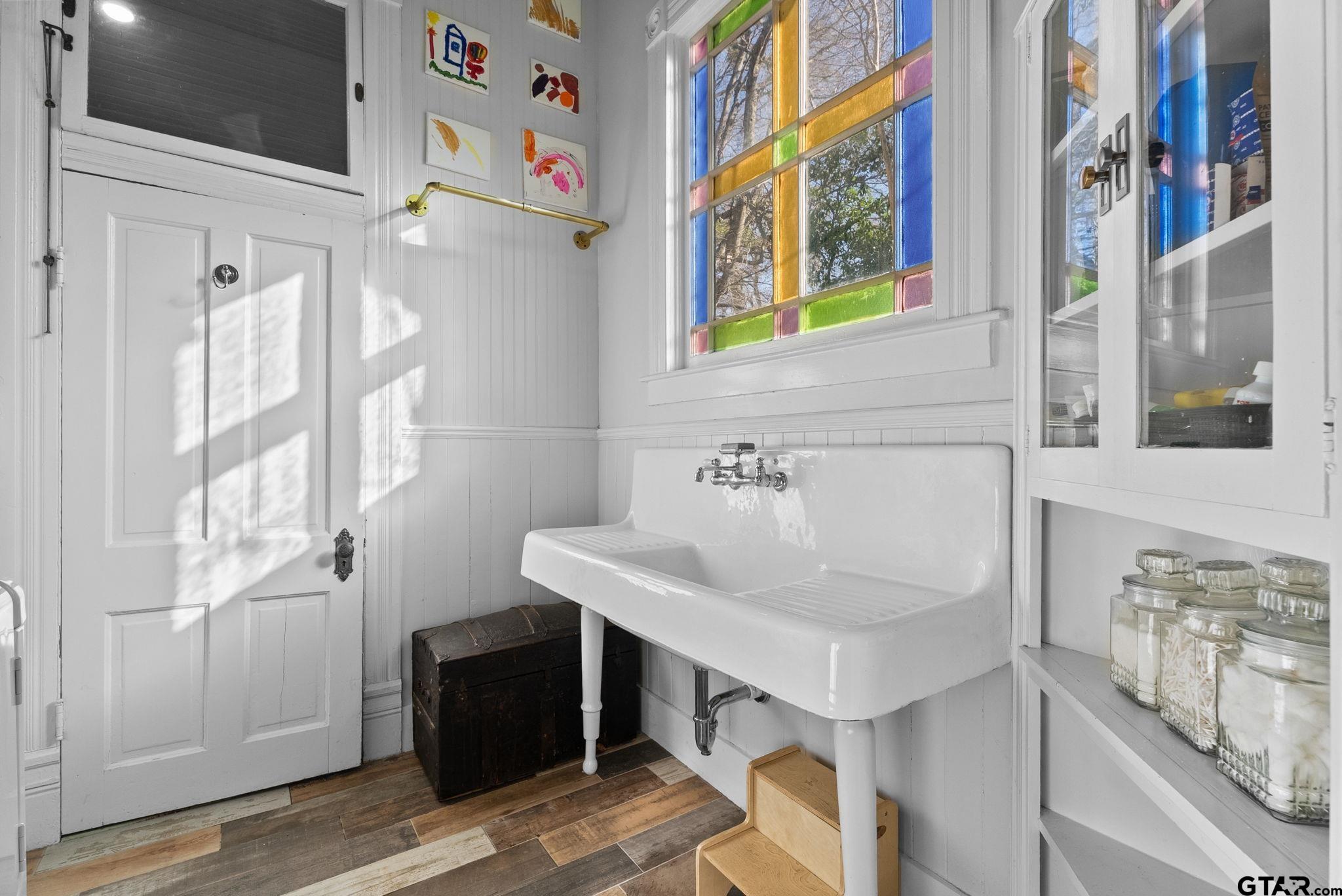 911 West Houston Street Tyler, TX 75702 - Photo 26 of 48 a bathroom with a sink and a mirror