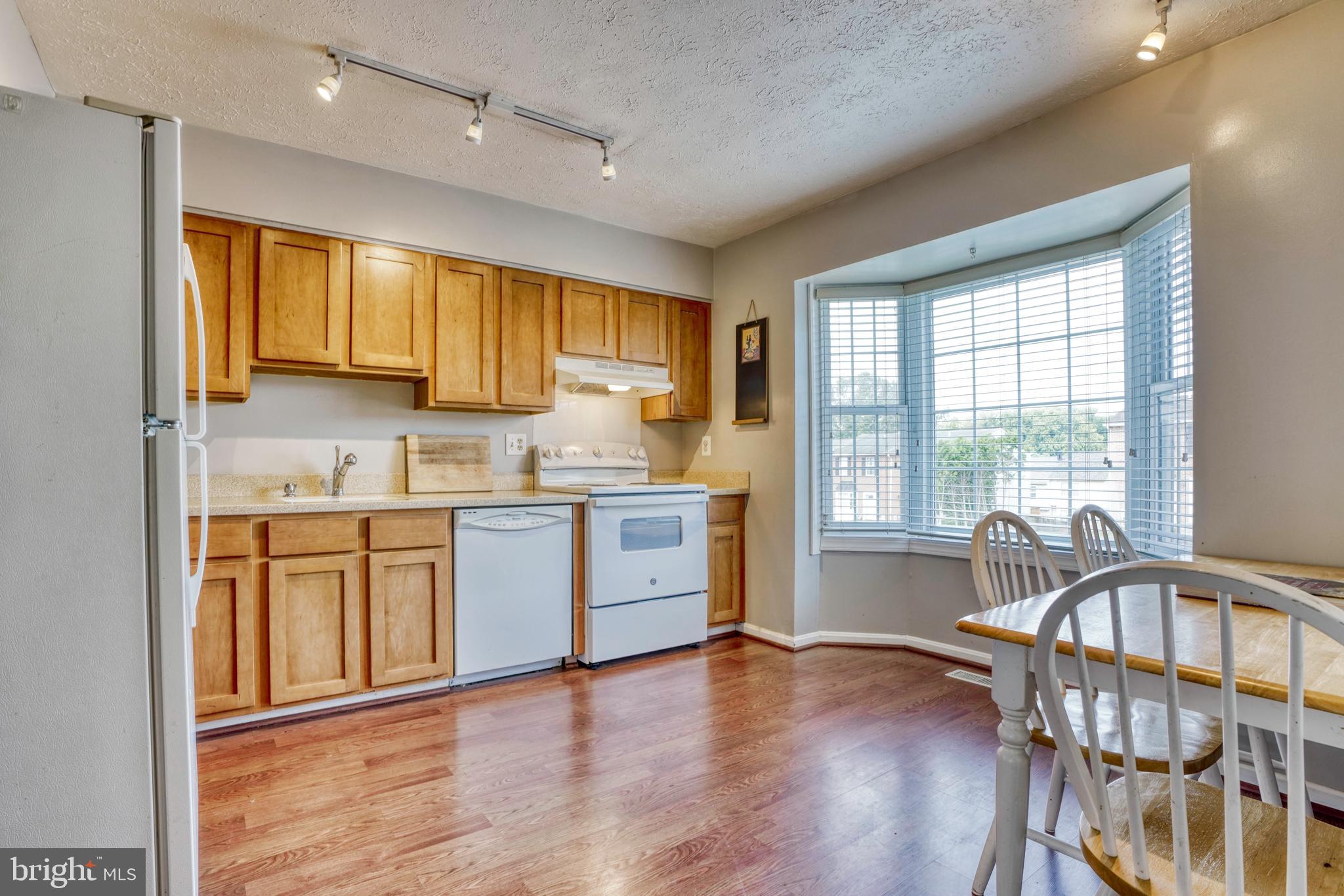 20 Powder View Court Baltimore, MD 21236 - Photo 4 of 37 Large cheery eat in kitchen,