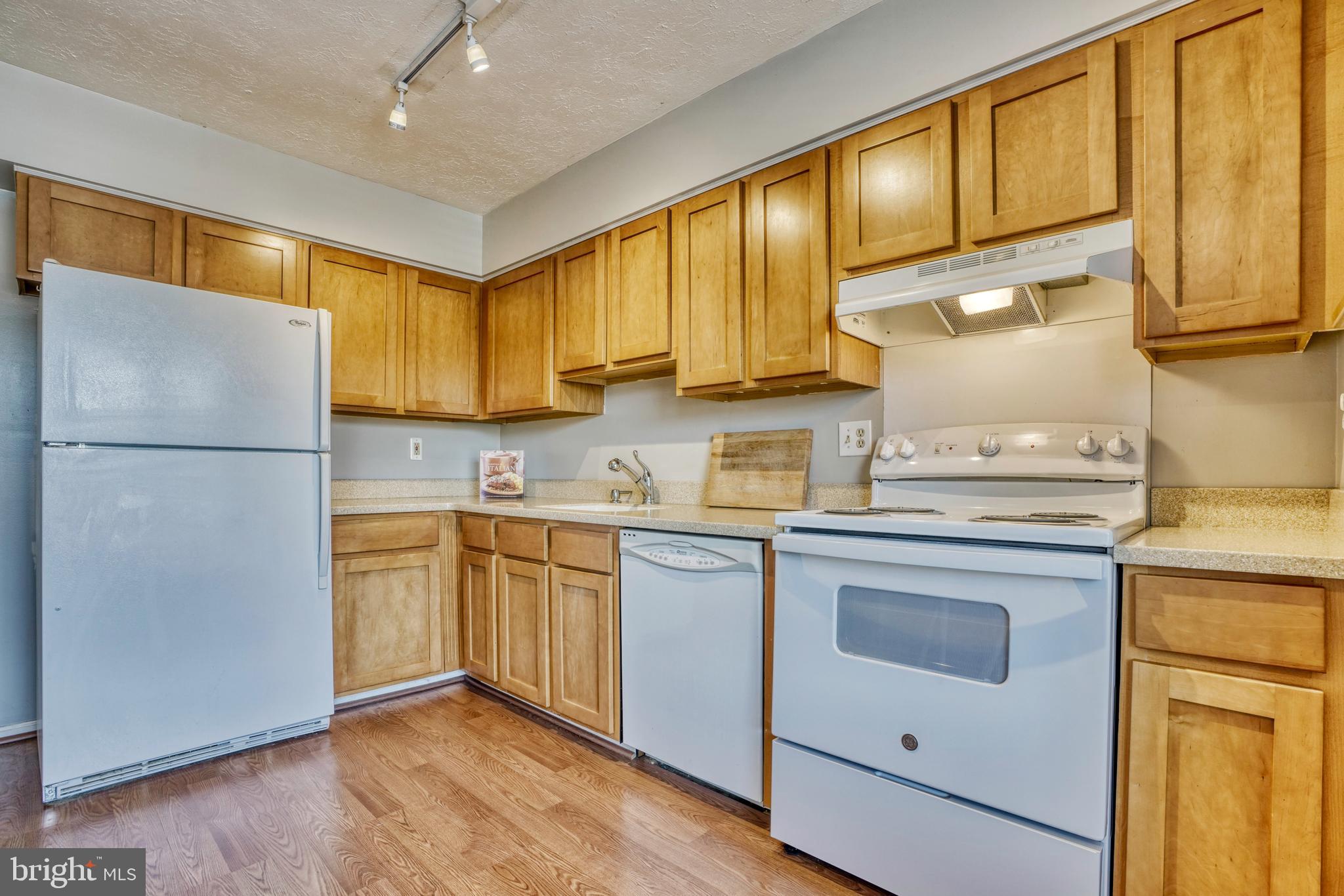 20 Powder View Court Baltimore, MD 21236 - Photo 5 of 37 Brand new stove! Shaker style oak cabinets