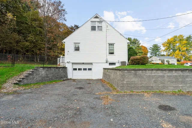 $349,900 | 105 Overlook Avenue, Colonie, NY 12110